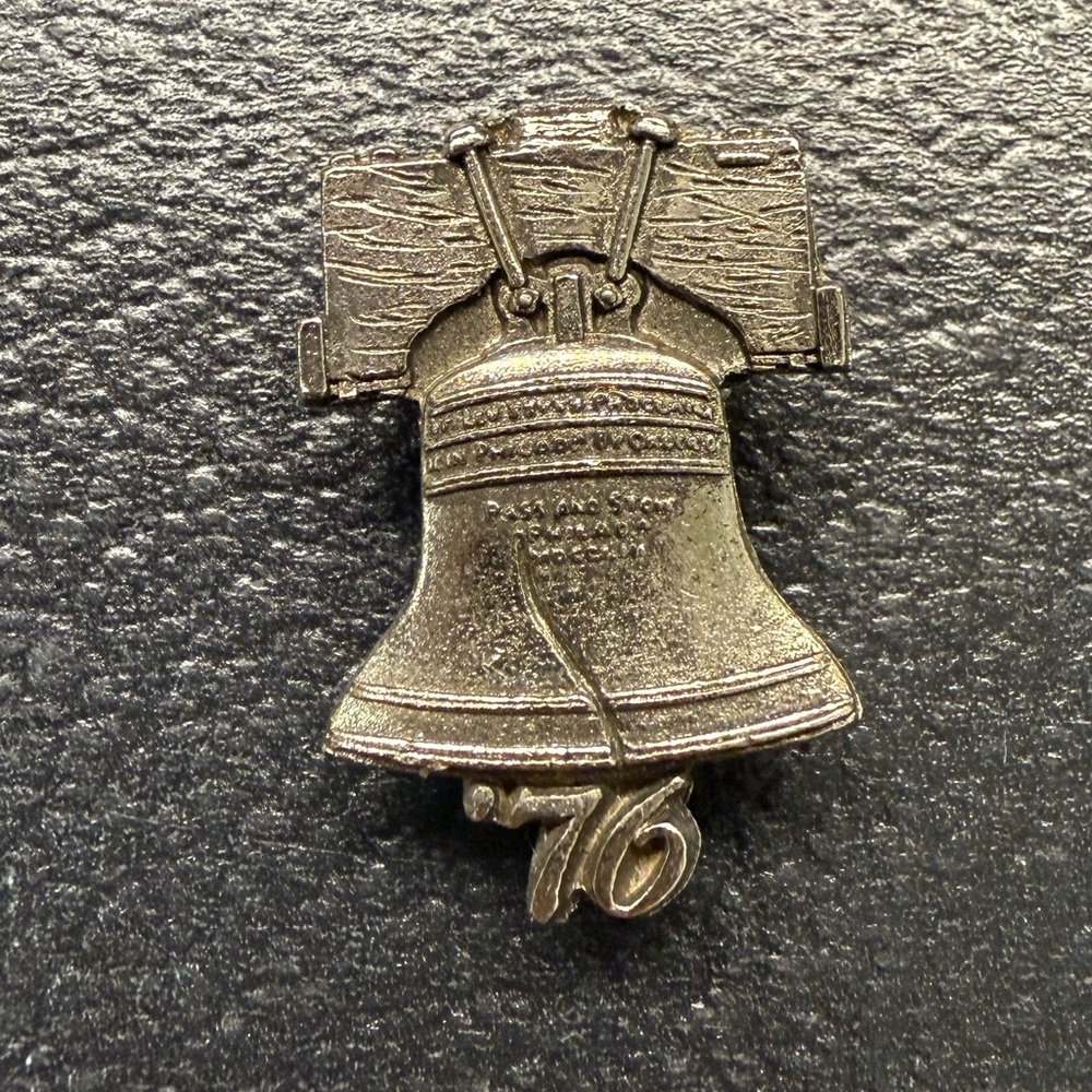Vintage Americana ‘76 Liberty Bell Pin